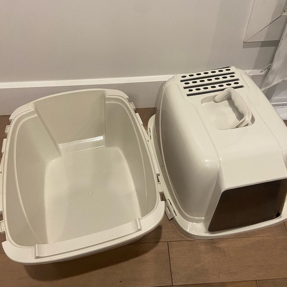 White litter box from Amazon. Been used once, fully cleaned out. 52.1L x 49.5H - Picture 4 of 5